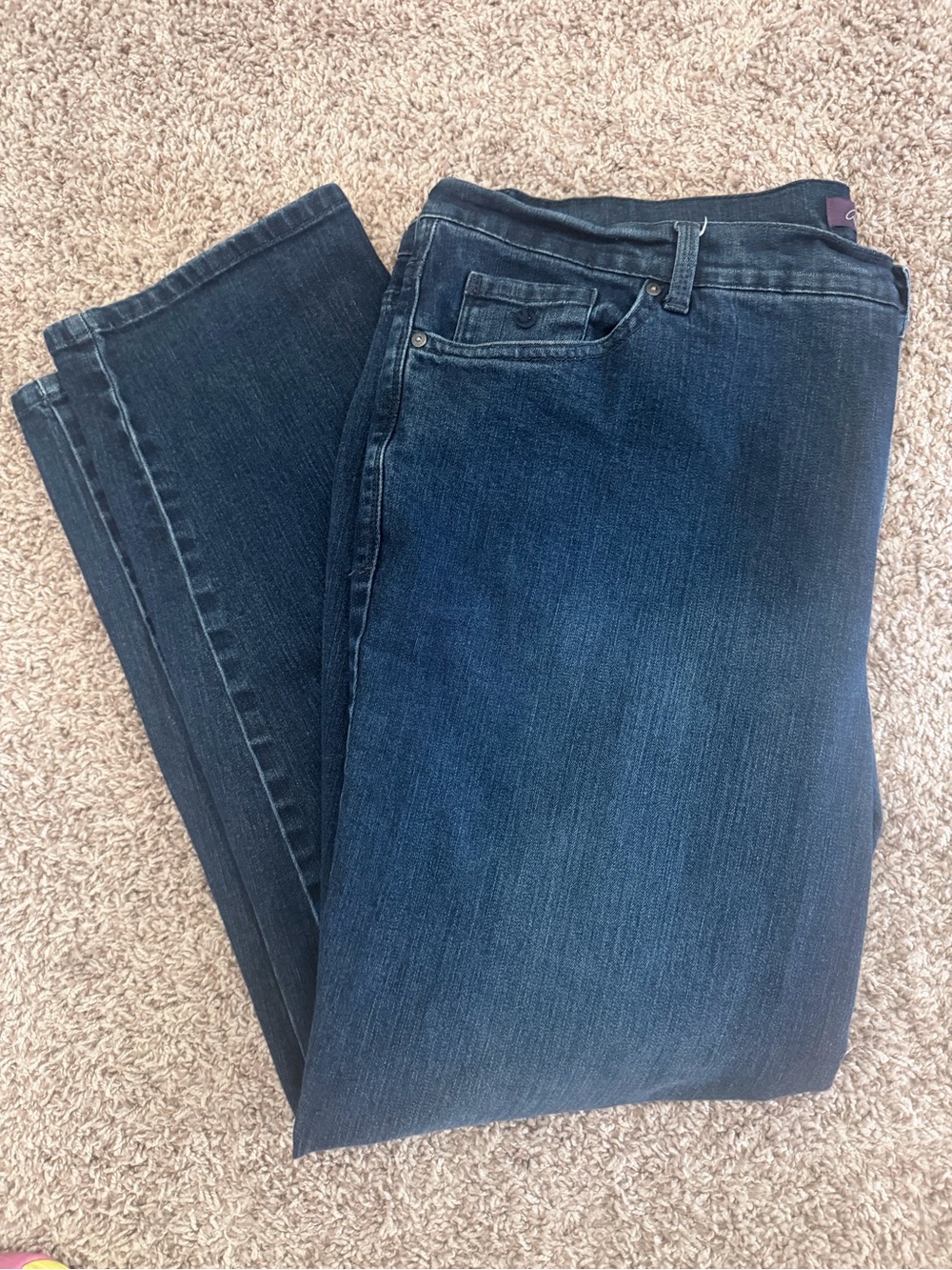 Gloria Vanderbilt Women's Straight Leg “Amanda” Jeans in Dark Blue Wash